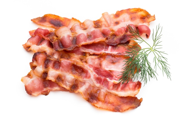 Pancetta affettata isolata su fondo bianco