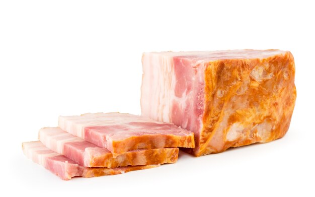 Pancetta affettata su uno sfondo bianco