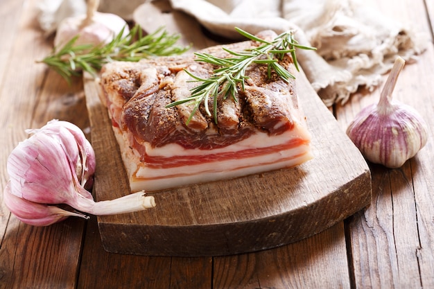 Pancetta affumicata al rosmarino su tavola di legno