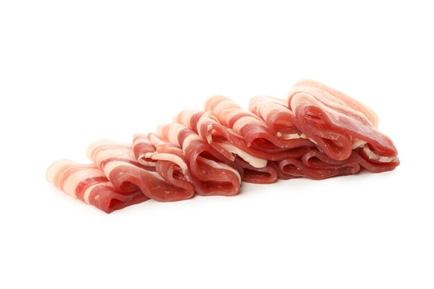 Pancetta affumicata cruda saporita isolata sulla superficie bianca