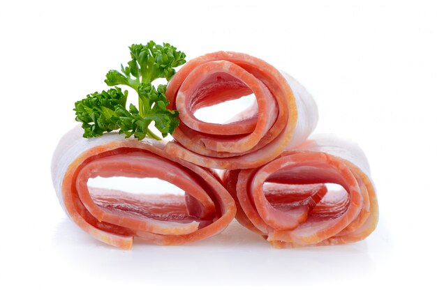 Pancetta affumicata isolata su bianco