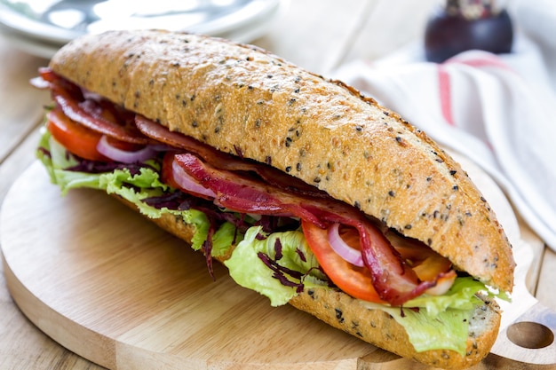 Pancetta con verdure su baguette integrale e sesamo