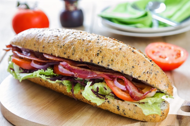 Pancetta con verdure su baguette integrale e sesamo