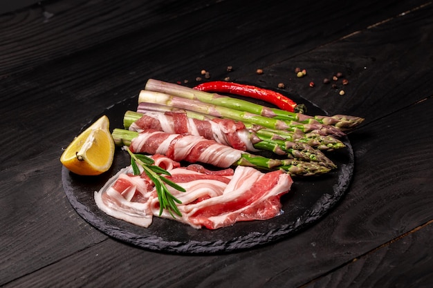 Pancetta cruda biologica fresca Asparagi avvolti Sfondo ricetta alimentare Primo piano