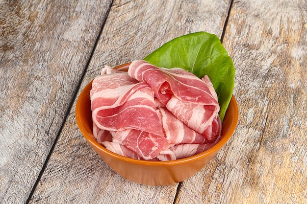 Pancetta di maiale affettata nella ciotola