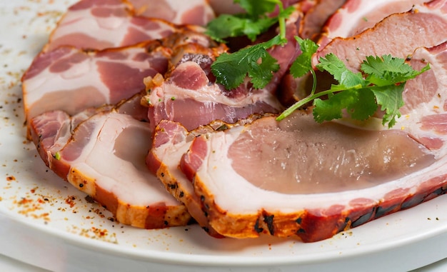 Pancetta di maiale alla griglia con insalata di cavolo e salsa barbecue piccante servita su una padella calda