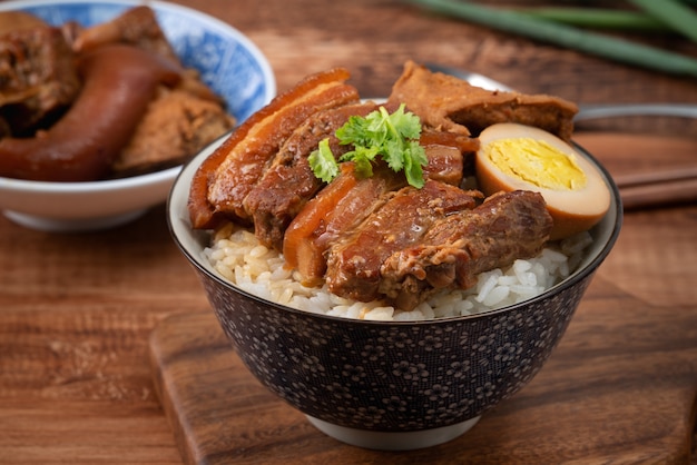 Pancetta di maiale brasata, primo piano di braciola di maiale in umido su riso cotto a Taiwan. Famoso cibo di strada tradizionale taiwanese.