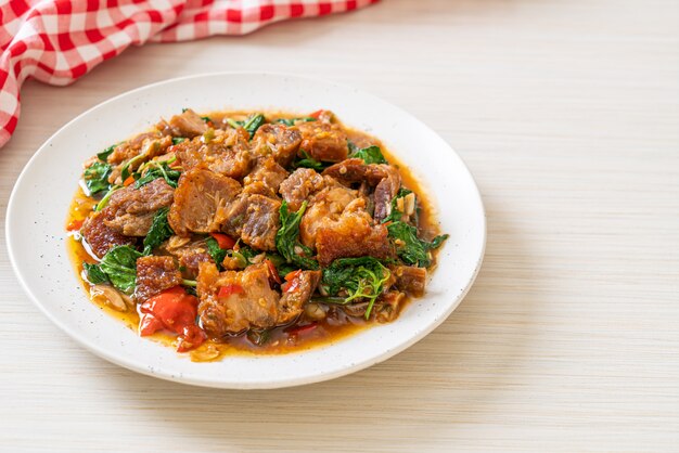 pancetta di maiale croccante saltata in padella e basilico