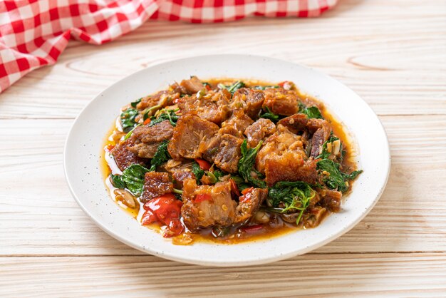 pancetta di maiale croccante saltata in padella e basilico