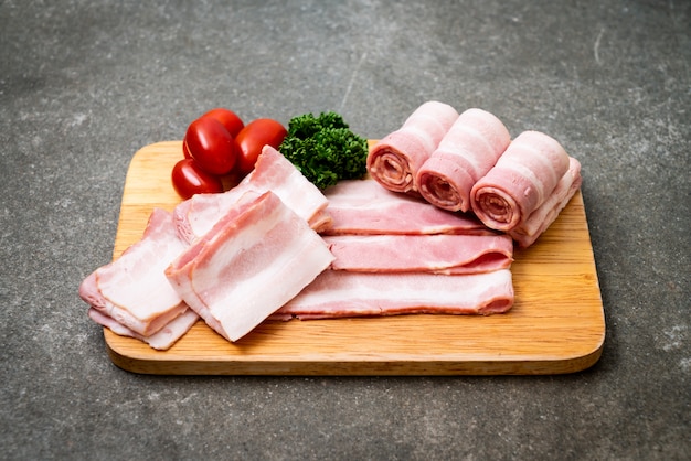 pancetta di maiale cruda a fette