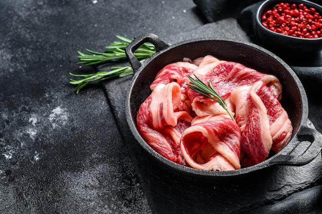 Pancetta di manzo cruda in padella