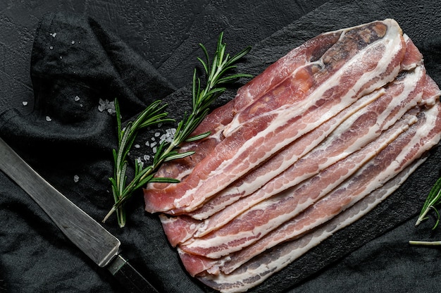 Pancetta su un tagliere di pietra.