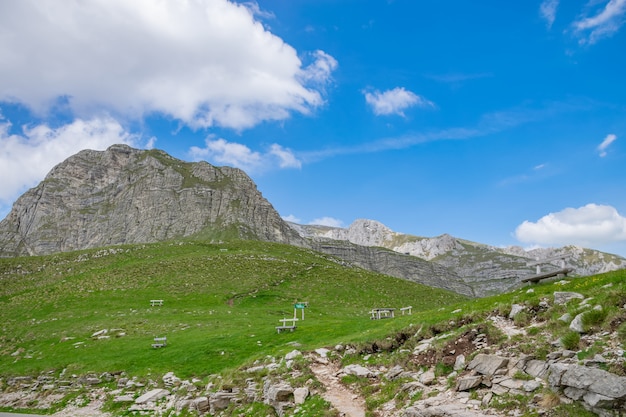 Panche accoglienti in legno si trovano sul pendio di una montagna pittoresca