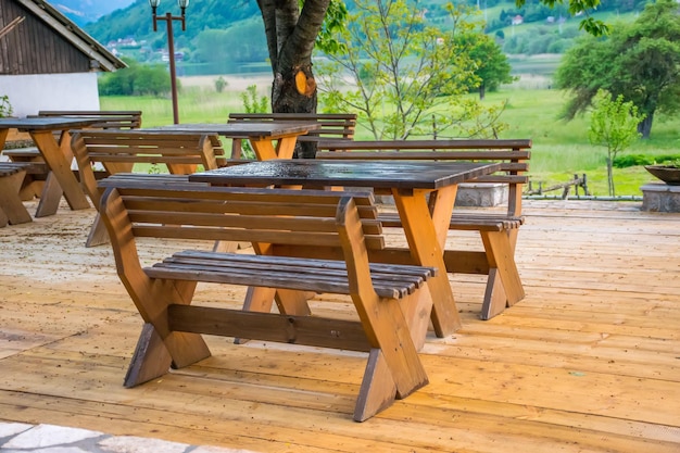 Panche e tavoli in legno sulla terrazza in restaane