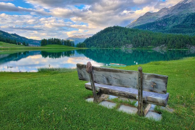 Panchina con vista sul lago di montagna