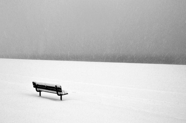 Panchina coperta di neve sul campo