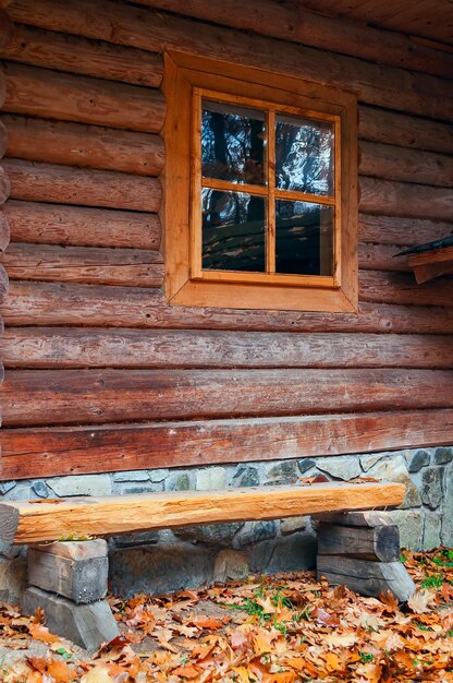 Panchina di legno in una vecchia casa