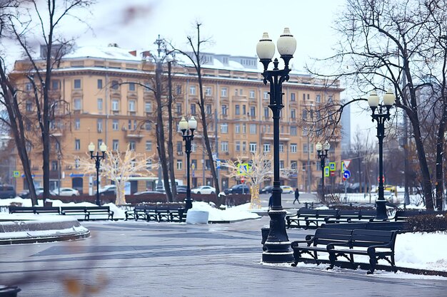 panchina paesaggistica nel parco cittadino gelo invernale, mattina di Natale in città