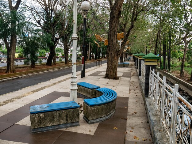 Panchina unica a forma di linea curva nel parco