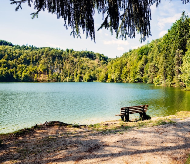 Panchina vicino al pittoresco lago di montagna