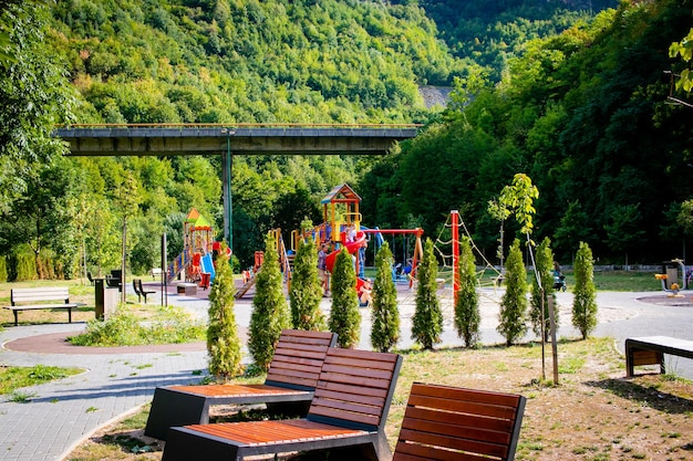 Panchine e giochi in un parco in una foresta