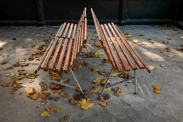 Panchine gemelle nel Lago di Como durante l'autunno