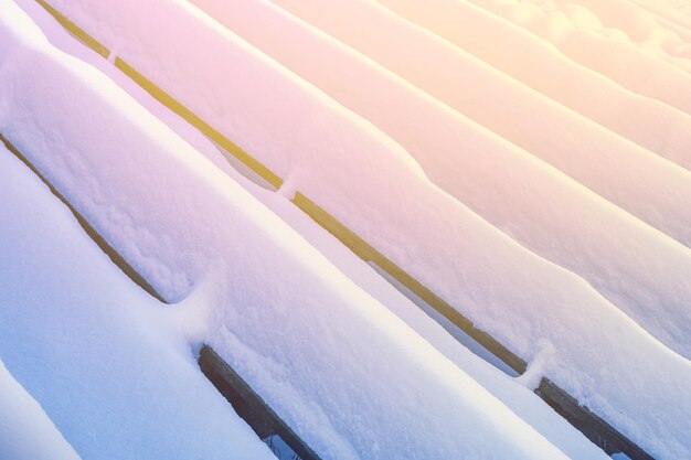 Panchine innevate del vecchio stadio Lo stadio si erge dopo forti nevicate in inverno