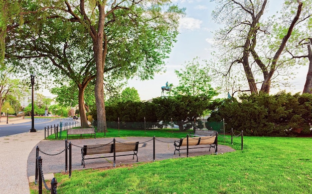 Panchine nel parco nel National Mall, Washington DC, USA. È una delle attrazioni turistiche più popolari e visitate.