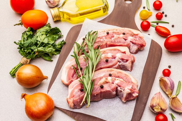 Pancia di maiale cruda con cotenna con erbe e verdure