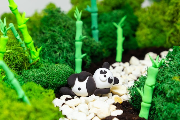 Panda di plastilina fatto in casa divertente in una giungla stilizzata