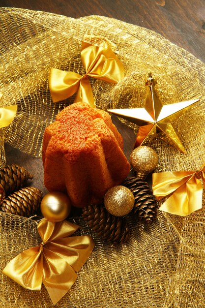 Pandoro delizioso con decorazioni natalizie