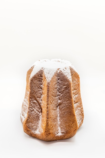 Pandoro su sfondo bianco.