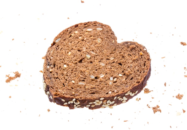 Pane a fette a forma di cuore su sfondo bianco