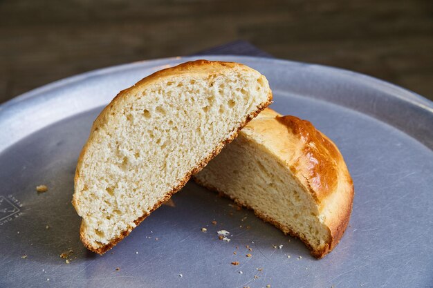 Pane a fette artigianale su vassoio con sfondo caldo