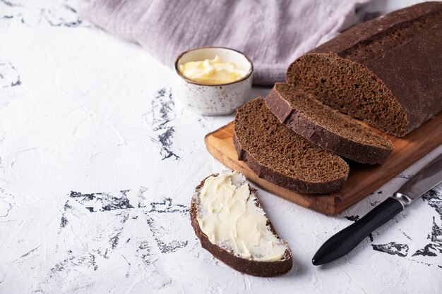 Pane a fette con burro. Copia spazio