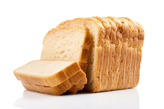 Pane a fette con riflessione su sfondo bianco