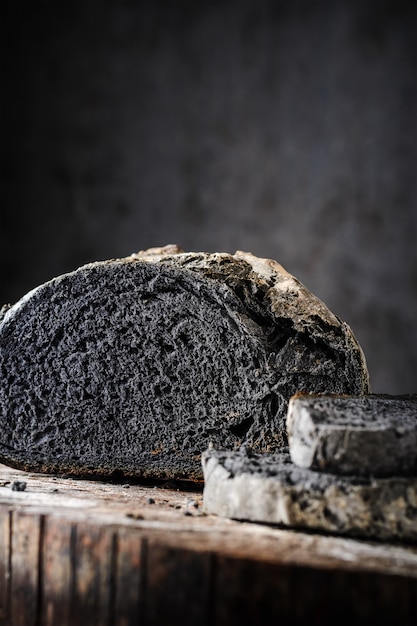 Pane a fette di colore nero su un tavolo di legno