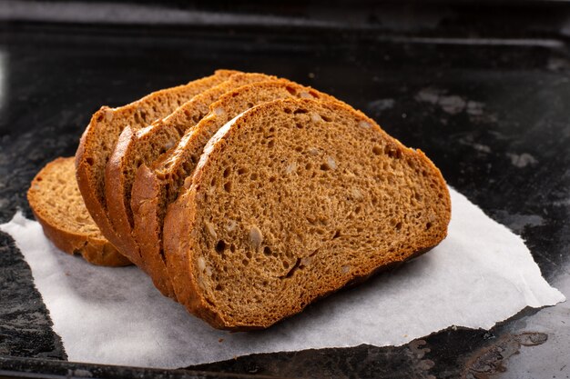 Pane a fette di segale integrale per una dieta sana; carboidrati