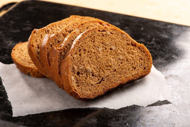 Pane a fette di segale integrale per una dieta sana; carboidrati