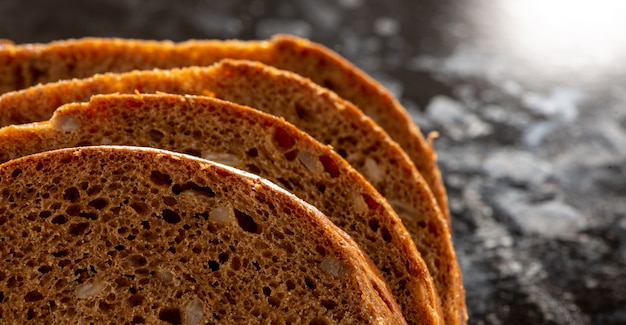 Pane a fette di segale integrale per una dieta sana; carboidrati