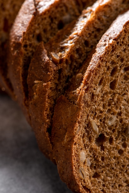 Pane a fette di segale integrale per una dieta sana; carboidrati