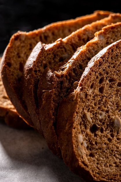 Pane a fette di segale integrale per una dieta sana; carboidrati