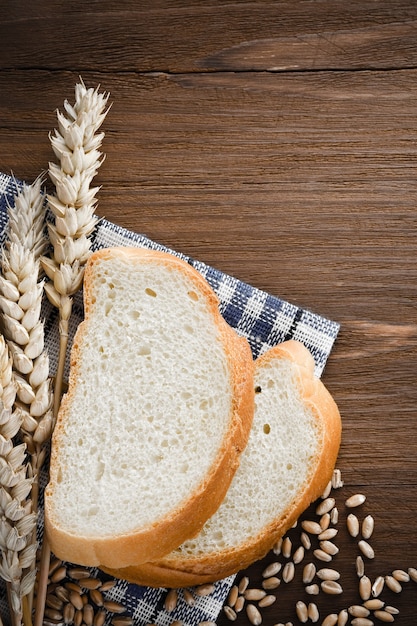 Pane a fette e spighe di grano sul tovagliolo