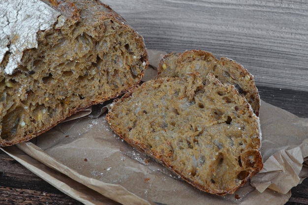 pane a fette giace su un tavolo buio