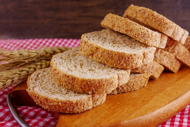 Pane a fette in piatto di legno