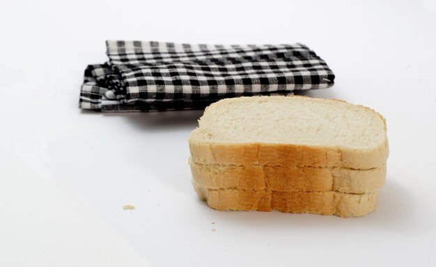 Pane a fette isolato su sfondo bianco