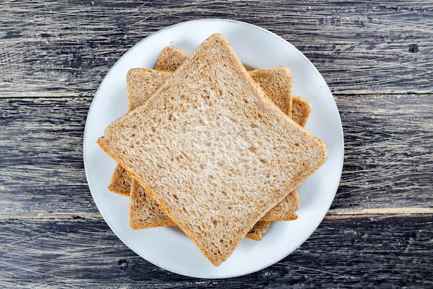 Pane a fette nel piatto