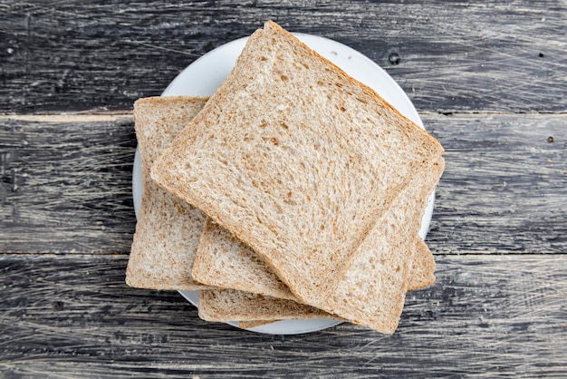 Pane a fette nel piatto