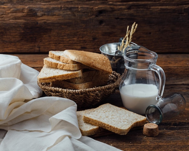 pane a fette su fondo in legno