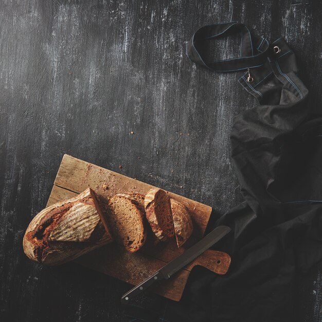 Pane a fette su tavola di legno